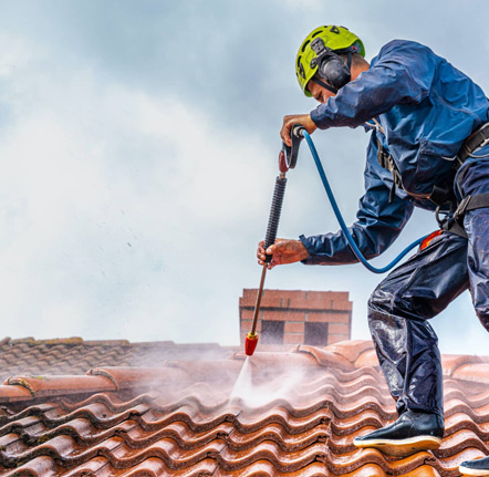 Nettoyage et démoussage de toiture à Guingamp (22200) dans les Côtes-d'Armor (22)